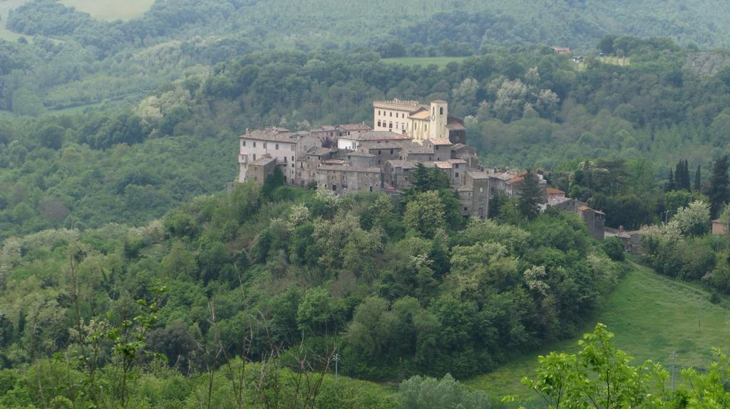 Castello Costaguti Hotel Roccalvecce Exterior photo